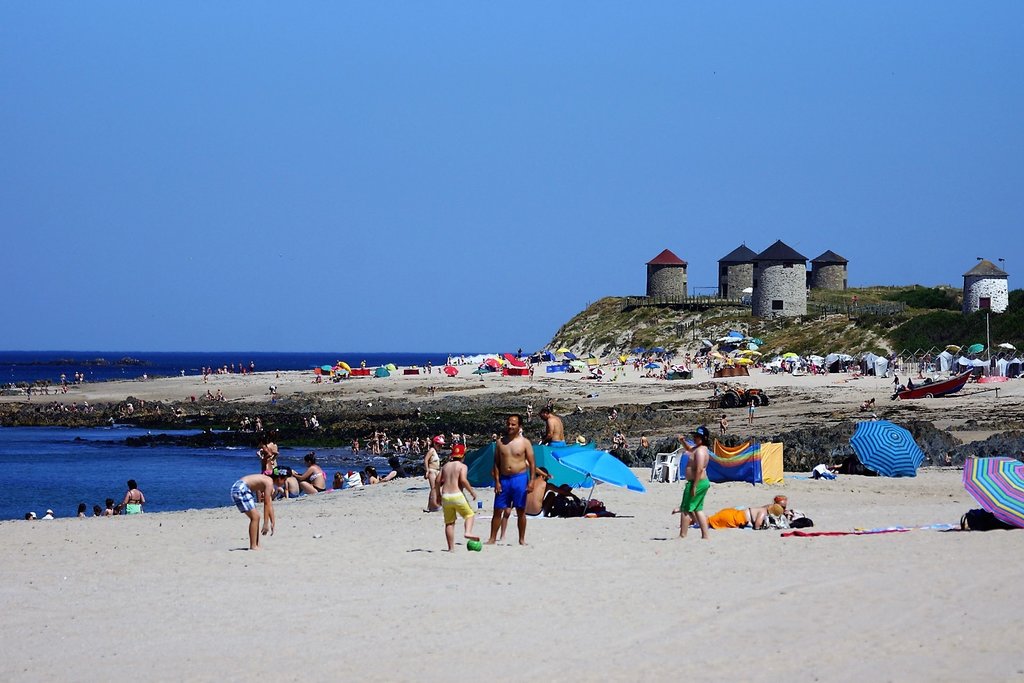 banhistas na praia de apulia